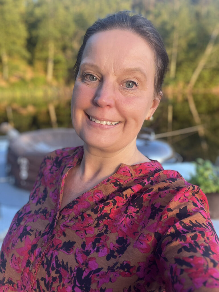 Denna bild har ett alt-attribut som är tomt. Dess filnamn är d55932474b9844ea95e9529aaa11bc9e-768x1024.jpg